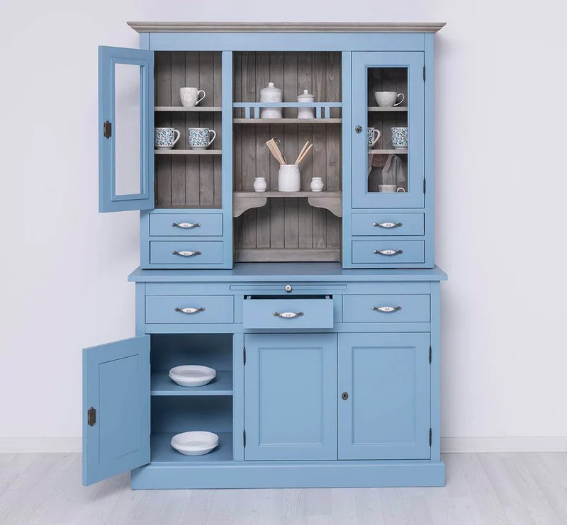 Küchen- und Buffetschrank aus Massivholz im Landhausstil