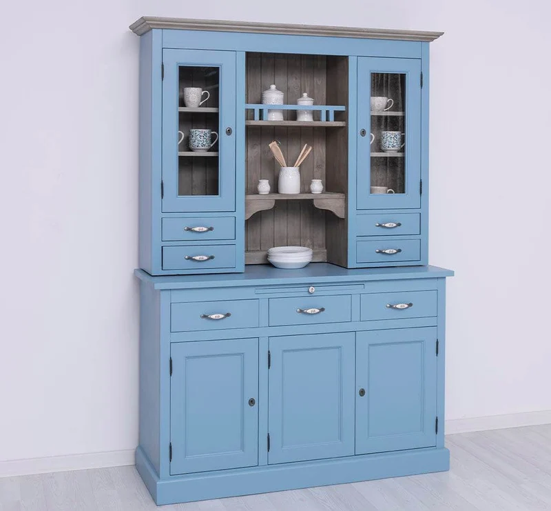 Küchen- und Buffetschrank aus Massivholz im Landhausstil