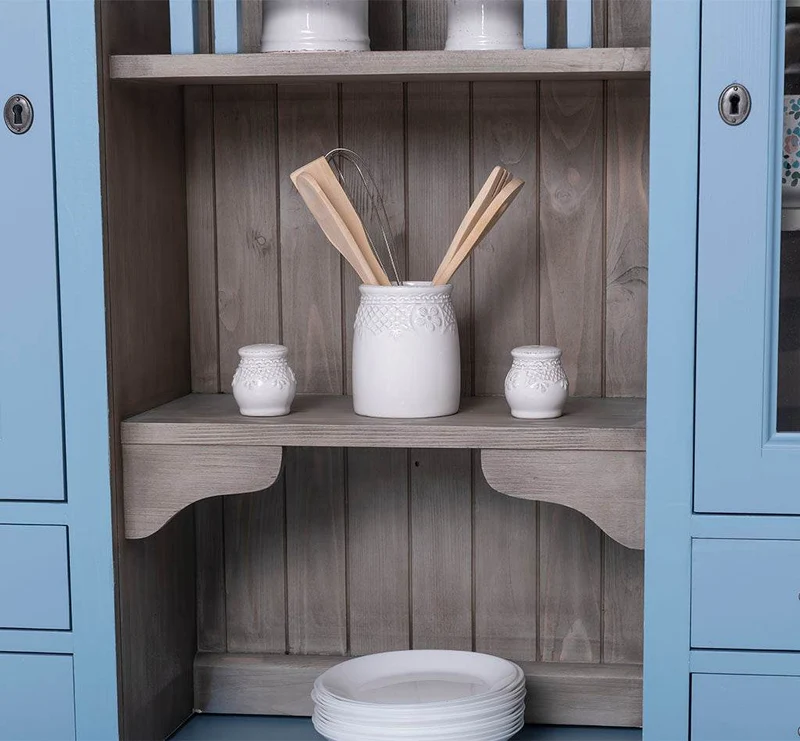 Küchen- und Buffetschrank aus Massivholz im Landhausstil