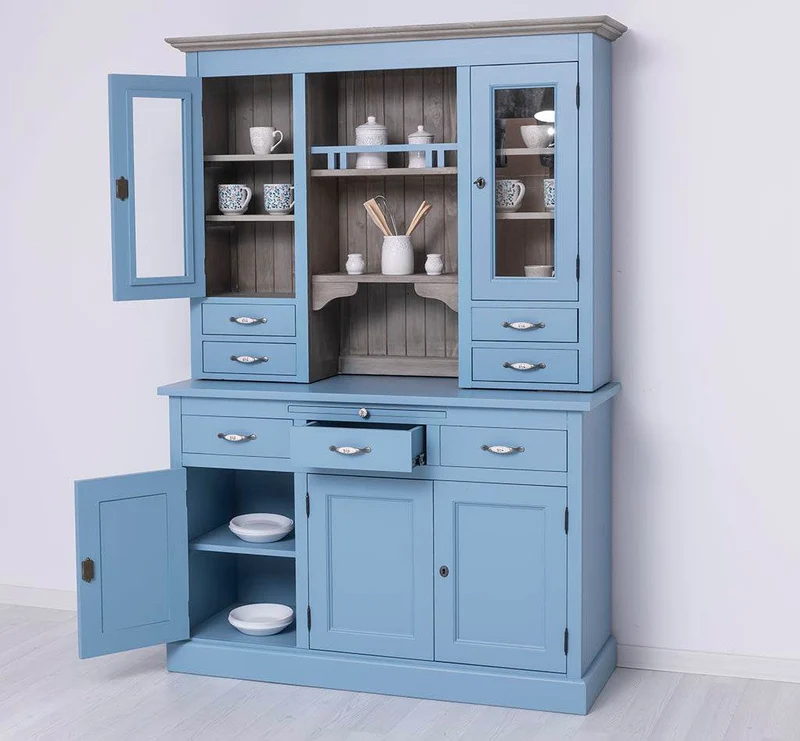Küchen- und Buffetschrank aus Massivholz im Landhausstil