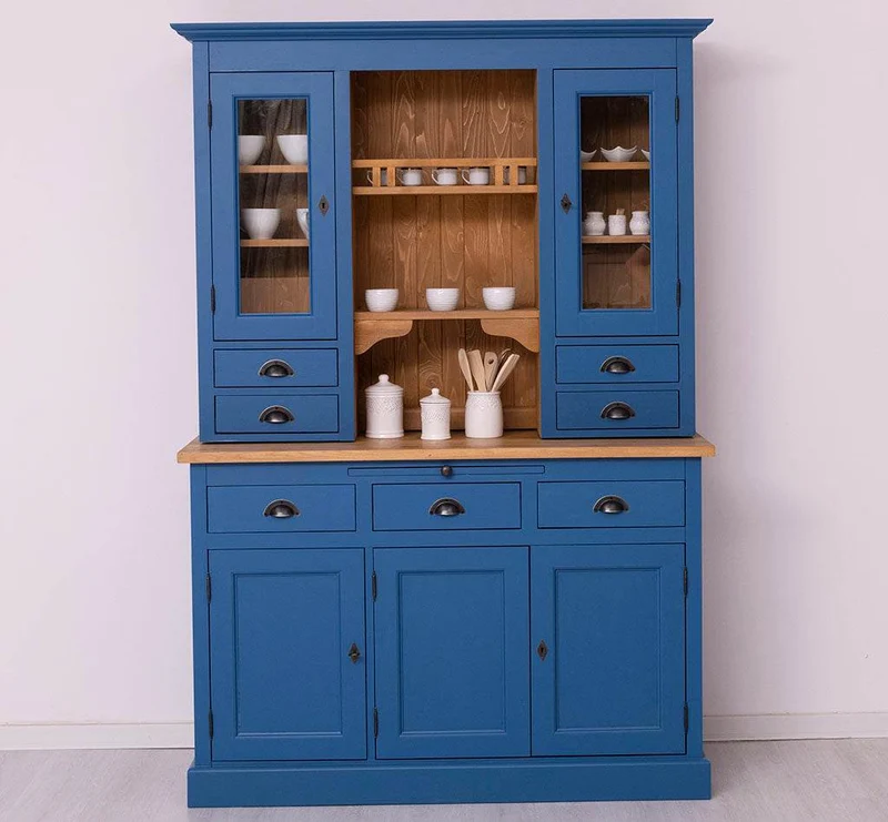 Küchen- und Buffetschrank aus Massivholz im Landhausstil