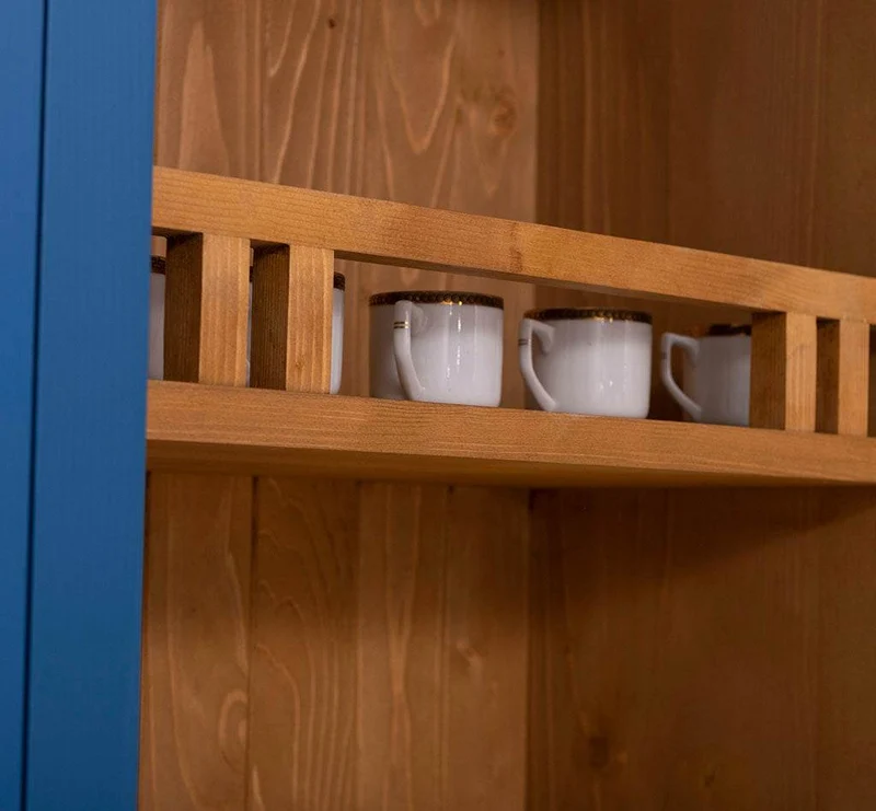 Küchen- und Buffetschrank aus Massivholz im Landhausstil