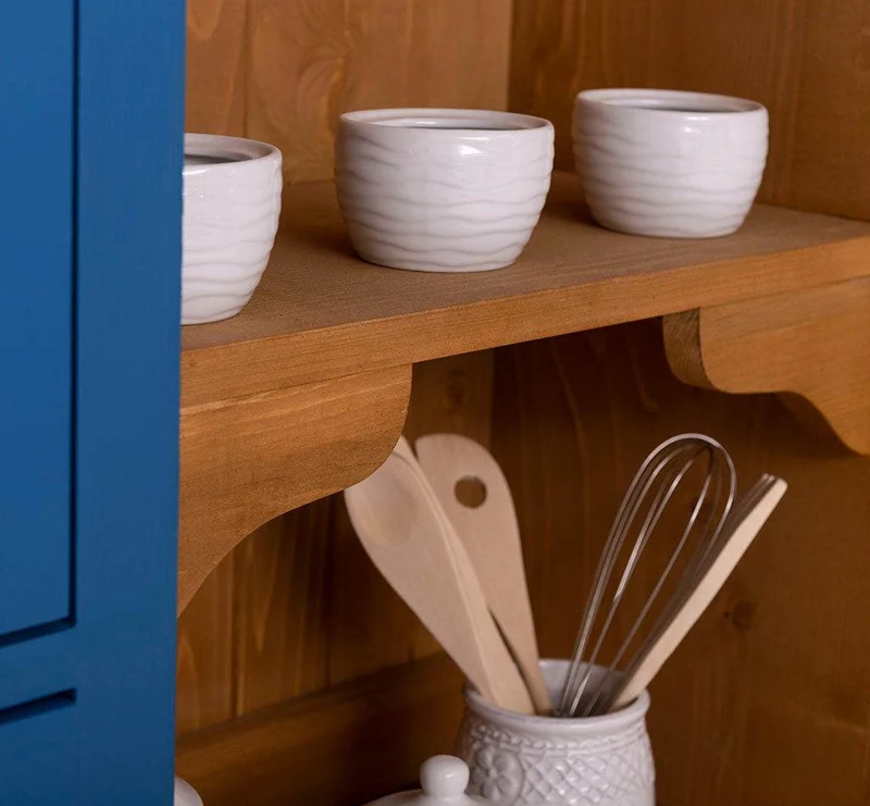 Küchen- und Buffetschrank aus Massivholz im Landhausstil