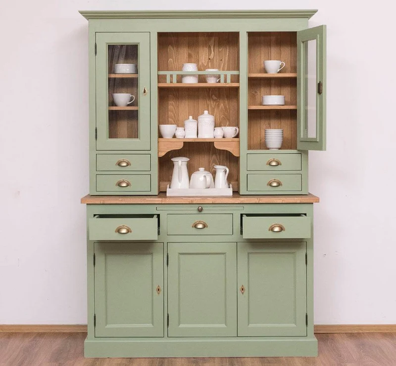Küchen- und Buffetschrank aus Massivholz im Landhausstil