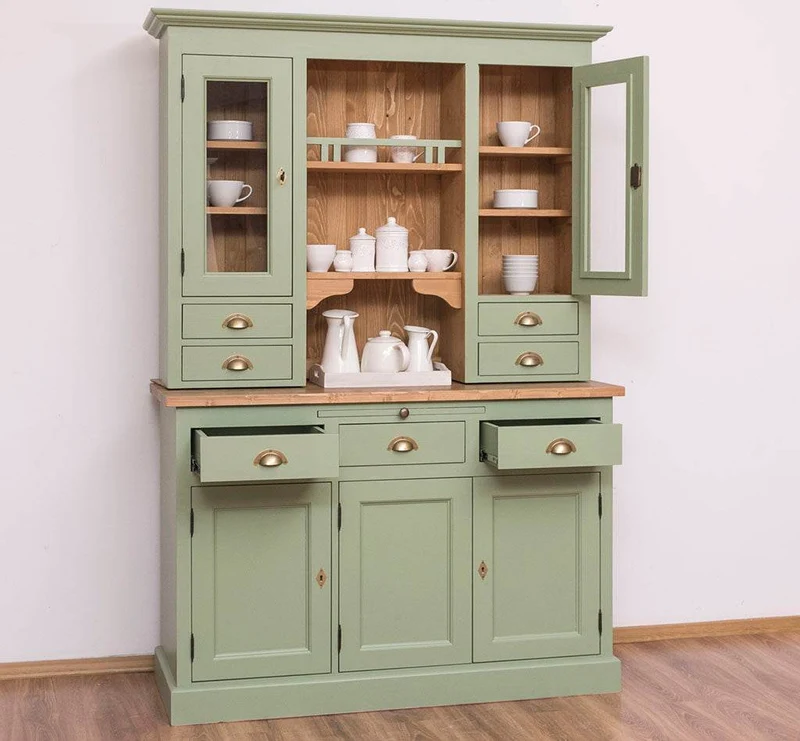 Küchen- und Buffetschrank aus Massivholz im Landhausstil