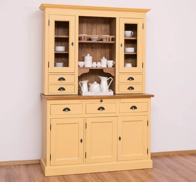 Küchen- und Buffetschrank aus Massivholz im Landhausstil