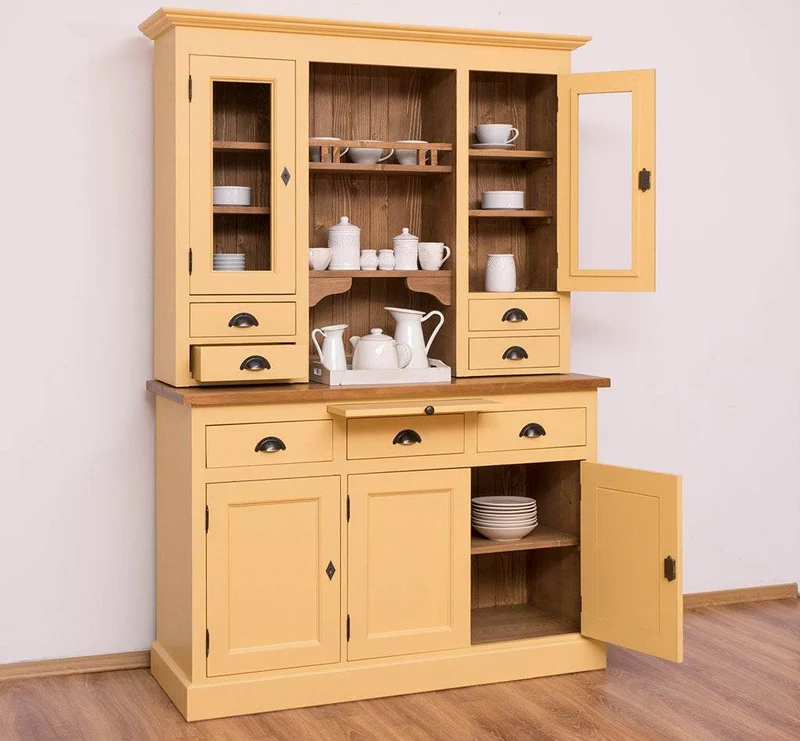 Küchen- und Buffetschrank aus Massivholz im Landhausstil