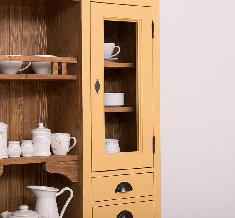 Küchen- und Buffetschrank aus Massivholz im Landhausstil