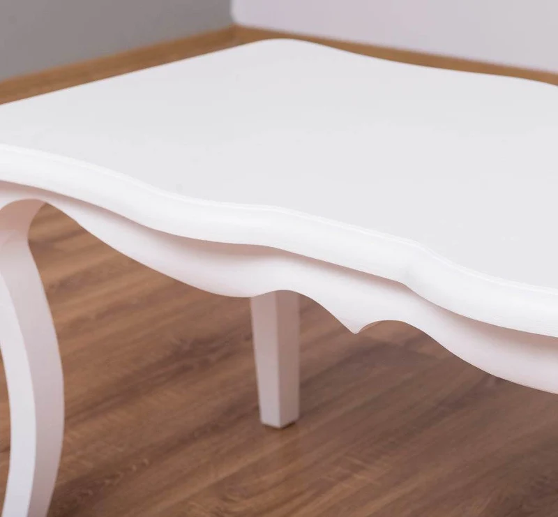 Kleiner Couchtisch im geschwungenen Stil | Beistelltisch aus Massivholz