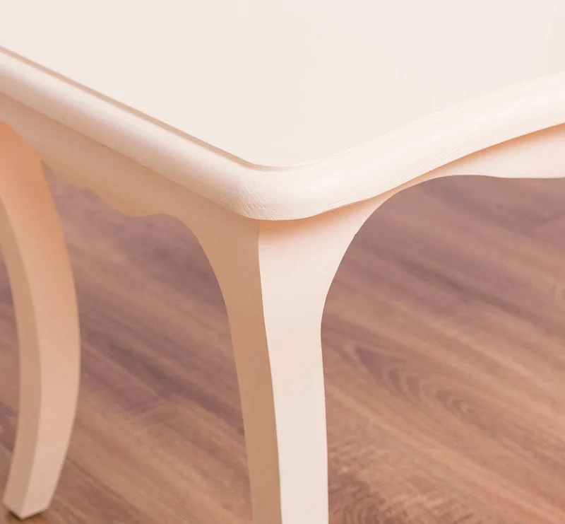 Kleiner Couchtisch im geschwungenen Stil | Beistelltisch aus Massivholz