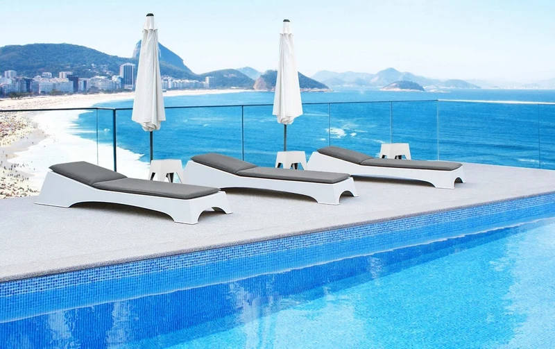 Casa Padrino Luxus Gartenliege Matt Weiß / Dunkelgrau 225 x 80 x H. 40 cm - Moderne Wetterbeständige Liege - Poolliege - Garten Hotel Pool Möbel - Luxus Qualität