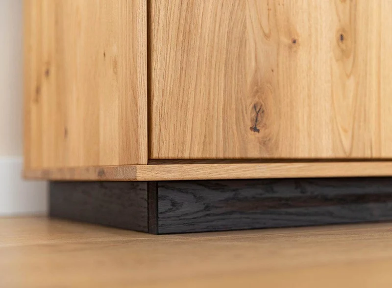 Beleuchtete Standvitrine aus massiver Eiche und Glas | Wohnzimmerschrank Tirano IV mit Rückwand in grober Holzstruktur