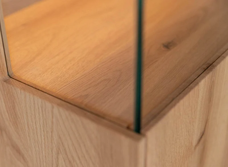 Beleuchtete Standvitrine aus massiver Eiche und Glas | Wohnzimmerschrank Tirano IV mit Rückwand in grober Holzstruktur