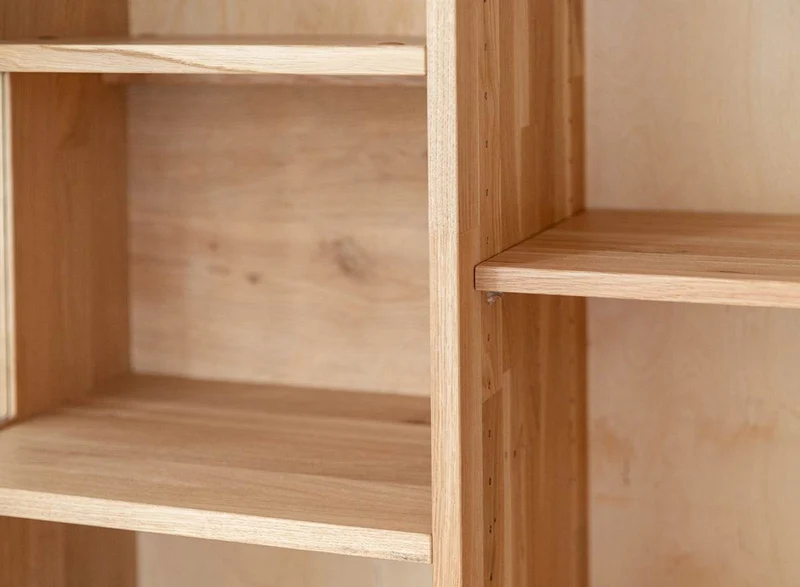 Beleuchtete Standvitrine aus massiver Eiche und Glas | Wohnzimmerschrank Tirano IV mit Rückwand in grober Holzstruktur