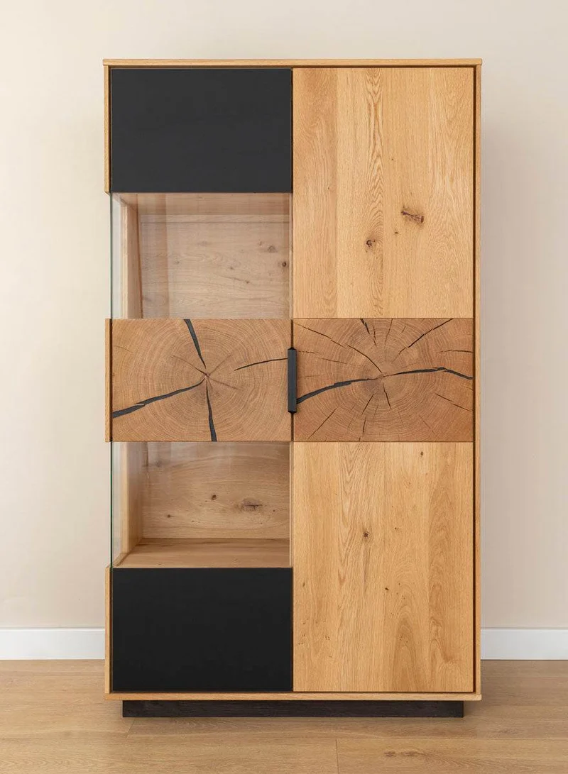 Beleuchtete Standvitrine aus massiver Eiche und Glas | Wohnzimmerschrank Tirano IV mit Rückwand in grober Holzstruktur
