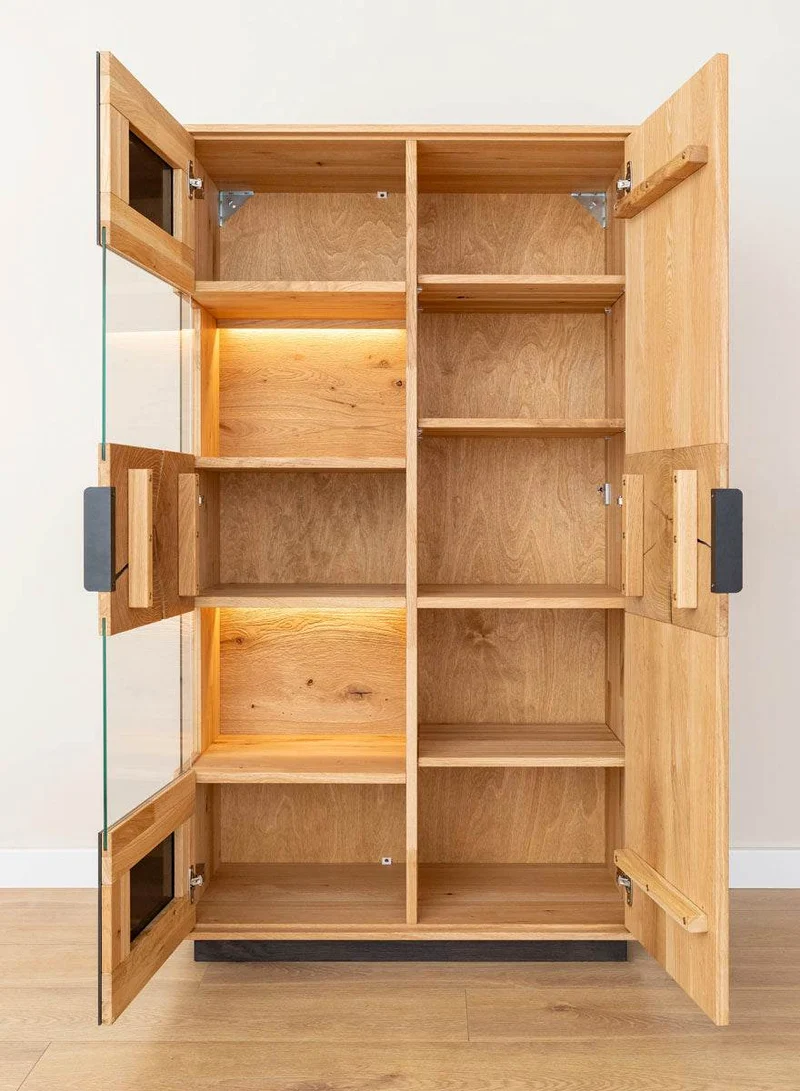 Beleuchtete Standvitrine aus massiver Eiche und Glas | Wohnzimmerschrank Tirano IV mit Rückwand in grober Holzstruktur