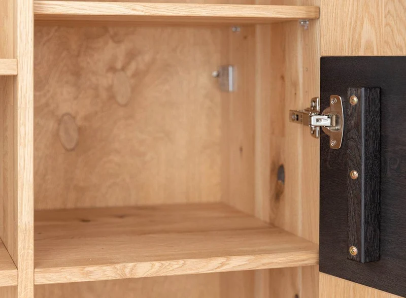 Beleuchtete Standvitrine aus massiver Eiche und Glas | Wohnzimmerschrank Tirano IV mit Rückwand in grober Holzstruktur