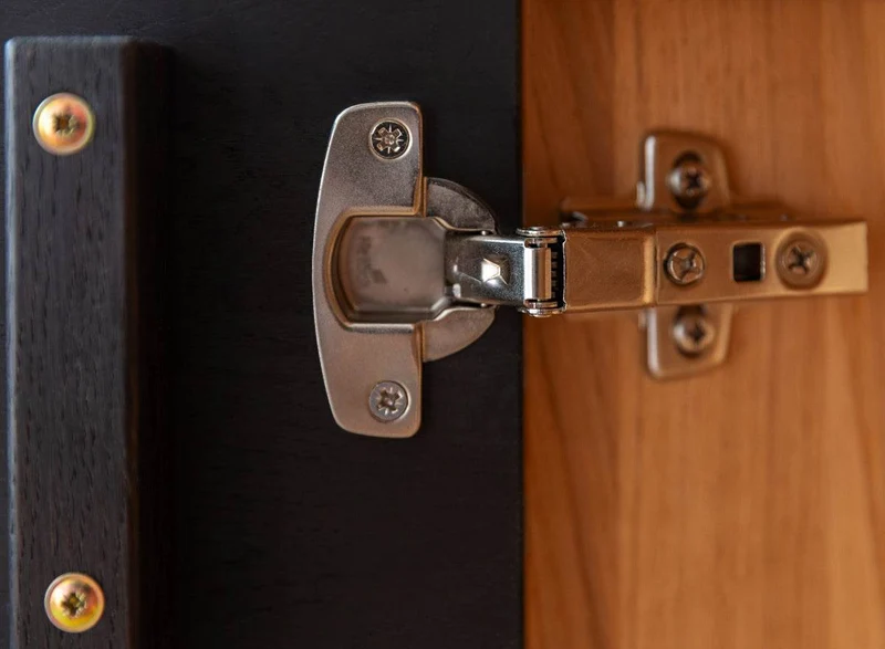 Beleuchtete Standvitrine aus massiver Eiche und Glas | Wohnzimmerschrank Tirano IV mit Rückwand in grober Holzstruktur