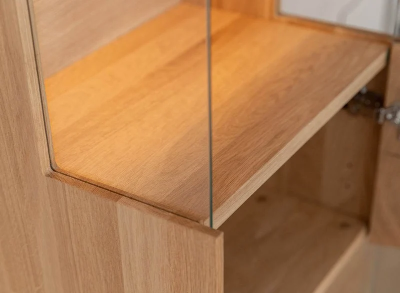 Beleuchtete Standvitrine aus massiver Eiche und Glas | Vitrine Tirano IV mit Rückwand in grober Holzstruktur