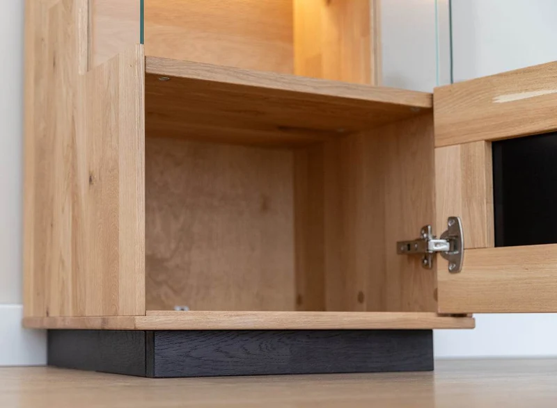 Beleuchtete Standvitrine aus massiver Eiche und Glas | Vitrine Tirano IV mit Rückwand in grober Holzstruktur