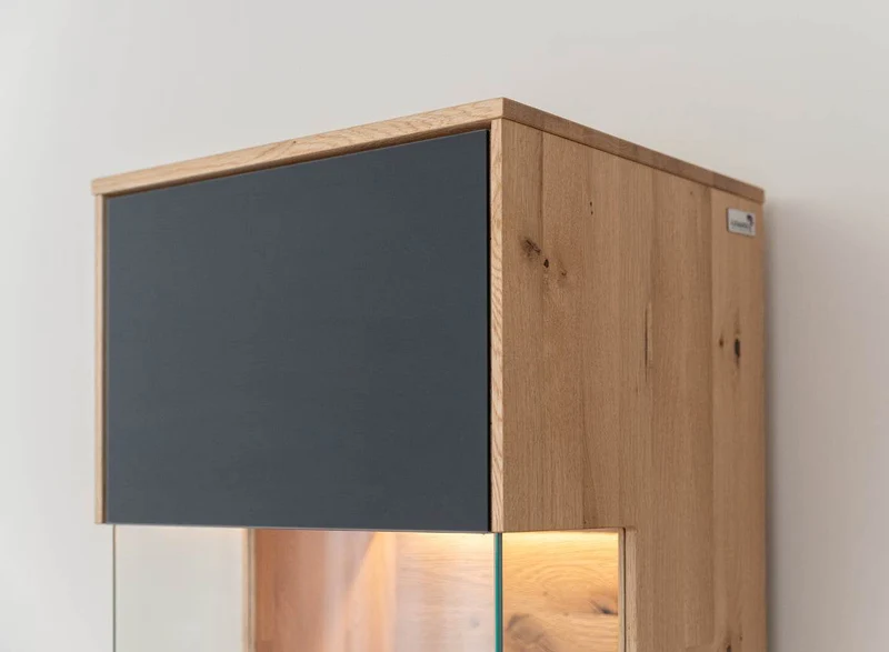 Beleuchtete Standvitrine aus massiver Eiche und Glas | Vitrine Tirano IV mit Rückwand in grober Holzstruktur