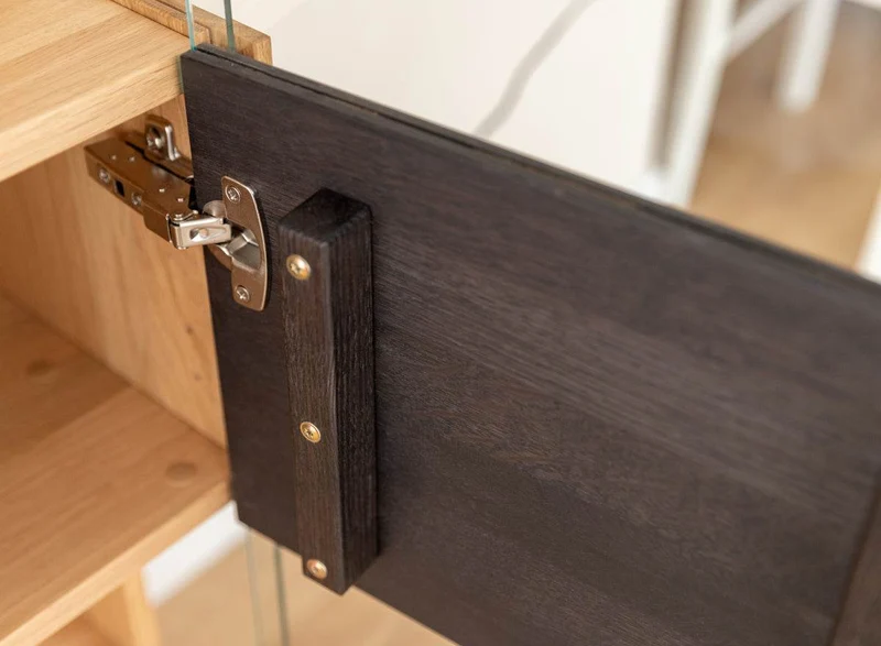 Beleuchtete Standvitrine aus massiver Eiche und Glas | Vitrine Tirano IV mit Rückwand in grober Holzstruktur