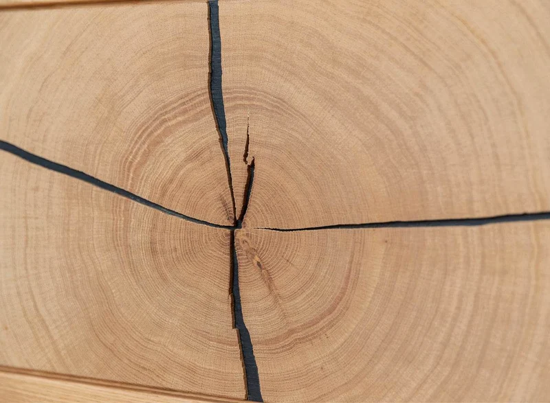 Beleuchtetes Sideboard aus massiver Eiche mit Hirnholz | Kommode Tirano III mit Rückwand in grober Holzstruktur