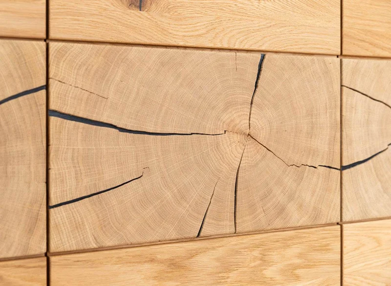 Beleuchtetes Sideboard aus massiver Eiche mit Hirnholz | Kommode Tirano III mit Rückwand in grober Holzstruktur