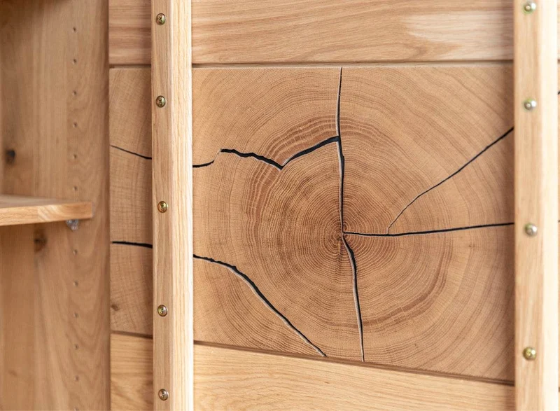 Beleuchtetes Sideboard aus massiver Eiche mit Hirnholz | Kommode Tirano III mit Rückwand in grober Holzstruktur