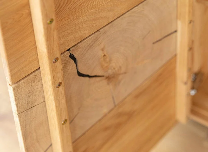Beleuchtetes Sideboard aus massiver Eiche mit Hirnholz | Kommode Tirano III mit Rückwand in grober Holzstruktur