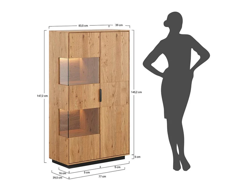 Beleuchtete Standvitrine aus massiver Eiche mit Hirnholz | Wohnzimmerschrank Tirano III mit Rückwand in grober Holzstruktur