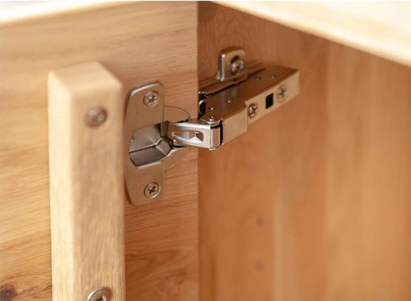 Beleuchtete Standvitrine aus massiver Eiche mit Hirnholz | Wohnzimmerschrank Tirano III mit Rückwand in grober Holzstruktur