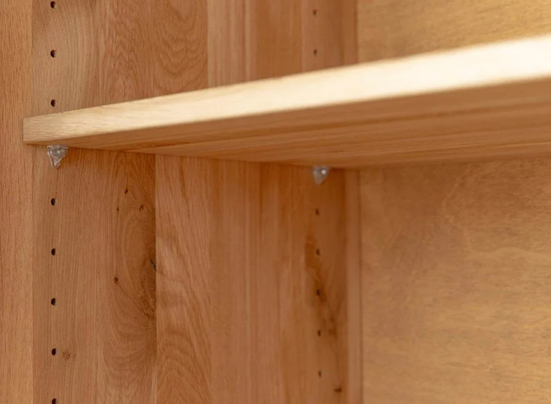 Beleuchtete Standvitrine aus massiver Eiche mit Hirnholz | Wohnzimmerschrank Tirano III mit Rückwand in grober Holzstruktur