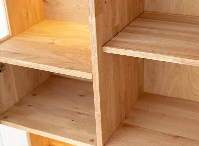 Beleuchtete Standvitrine aus massiver Eiche mit Hirnholz | Wohnzimmerschrank Tirano III mit Rückwand in grober Holzstruktur