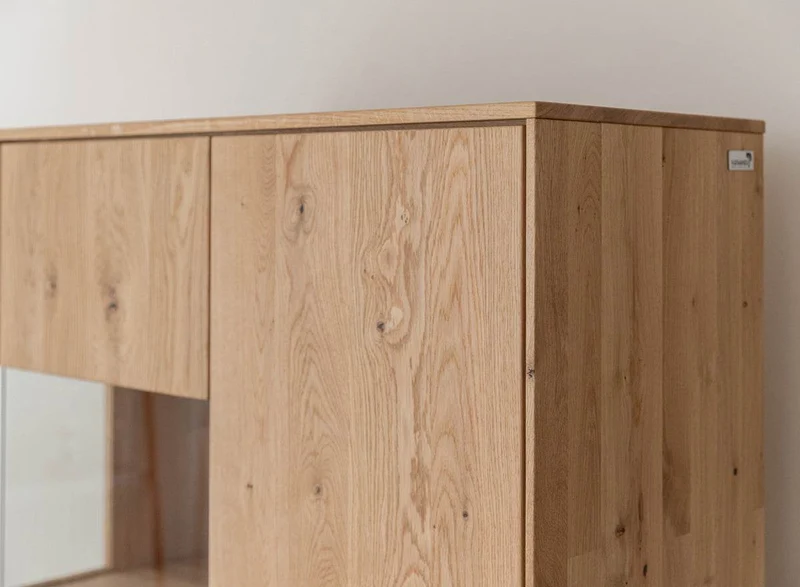 Beleuchtete Standvitrine aus massiver Eiche mit Hirnholz | Wohnzimmerschrank Tirano III mit Rückwand in grober Holzstruktur
