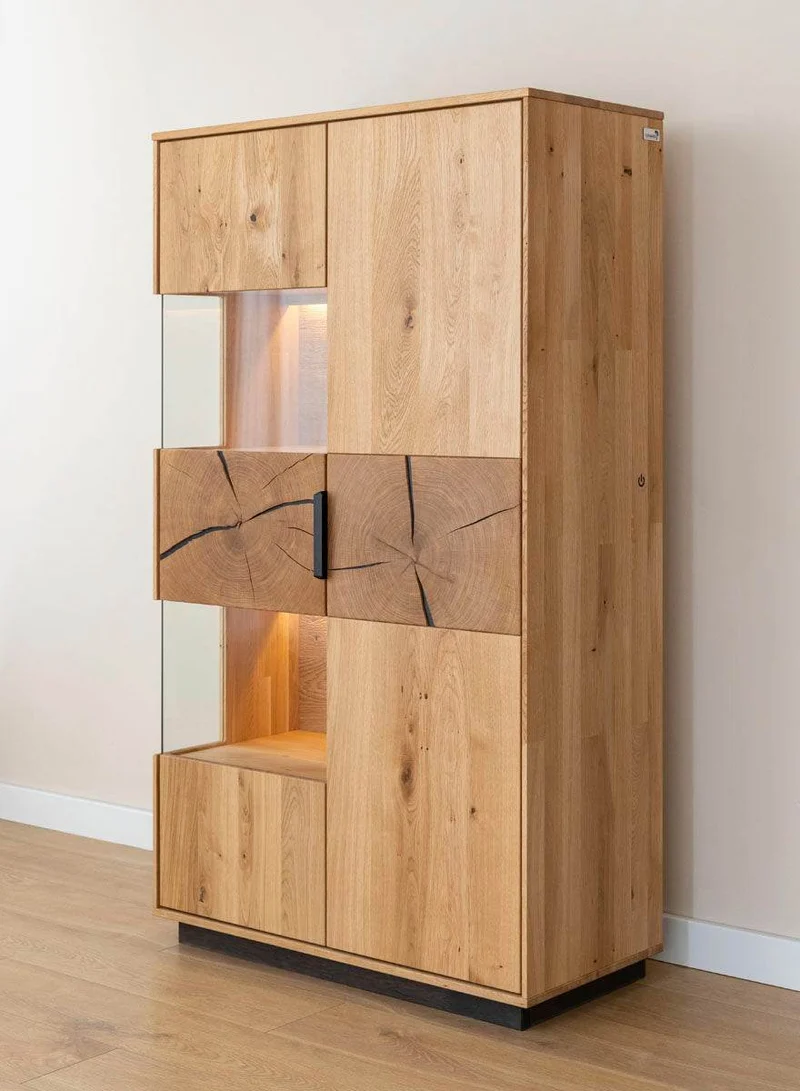 Beleuchtete Standvitrine aus massiver Eiche mit Hirnholz | Wohnzimmerschrank Tirano III mit Rückwand in grober Holzstruktur