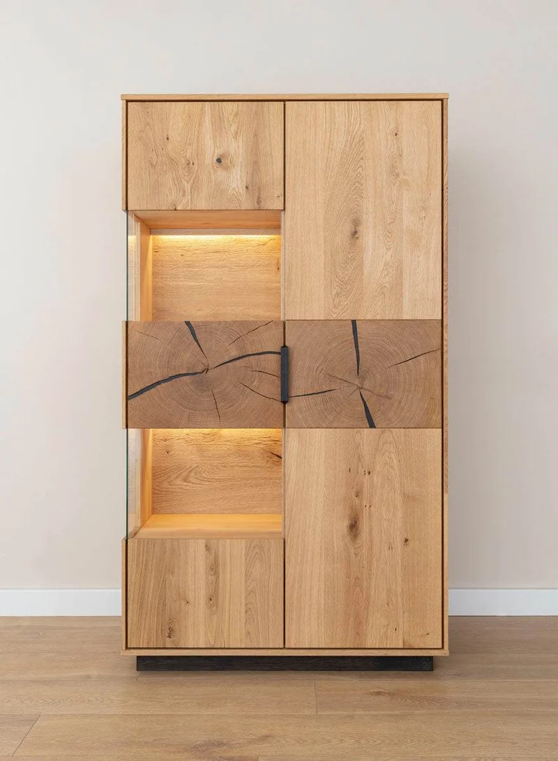 Beleuchtete Standvitrine aus massiver Eiche mit Hirnholz | Wohnzimmerschrank Tirano III mit Rückwand in grober Holzstruktur