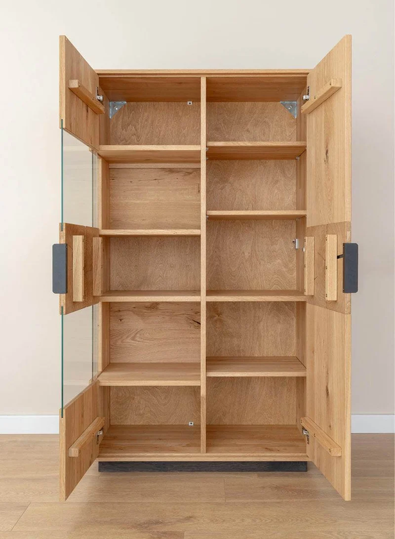 Beleuchtete Standvitrine aus massiver Eiche mit Hirnholz | Wohnzimmerschrank Tirano III mit Rückwand in grober Holzstruktur