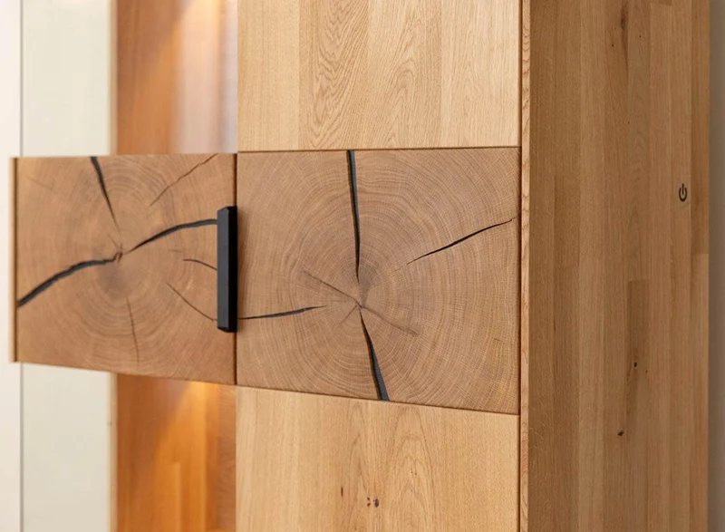 Beleuchtete Standvitrine aus massiver Eiche mit Hirnholz | Wohnzimmerschrank Tirano III mit Rückwand in grober Holzstruktur
