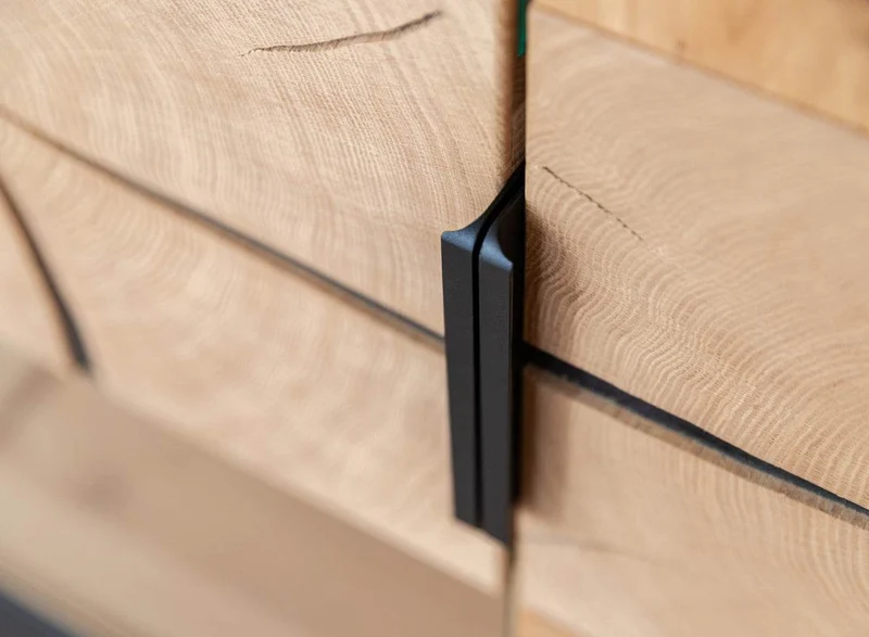 Beleuchtete Standvitrine aus massiver Eiche mit Hirnholz | Wohnzimmerschrank Tirano III mit Rückwand in grober Holzstruktur