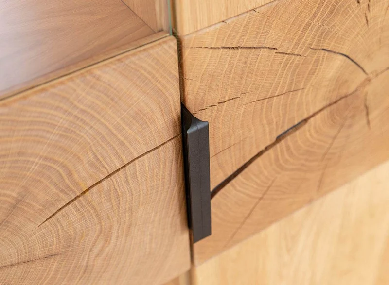 Beleuchtete Standvitrine aus massiver Eiche mit Hirnholz | Wohnzimmerschrank Tirano III mit Rückwand in grober Holzstruktur