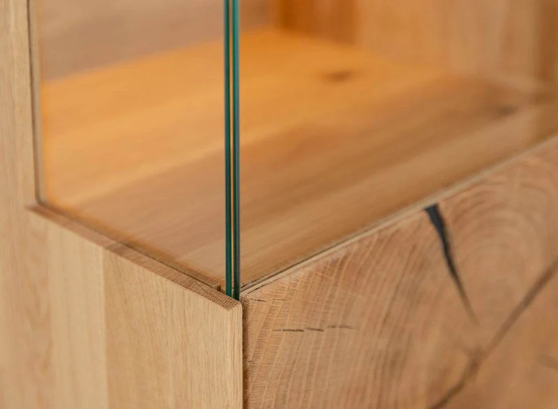 Beleuchtete Standvitrine aus massiver Eiche mit Hirnholz | Wohnzimmerschrank Tirano III mit Rückwand in grober Holzstruktur