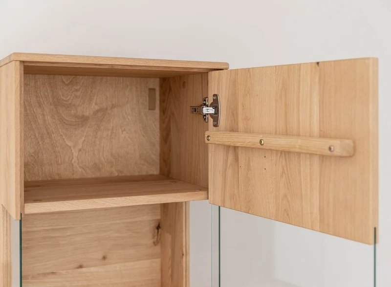 Beleuchtete Standvitrine aus massiver Eiche mit Hirnholz | Vitrine Tirano III mit Rückwand in grober Holzstruktur