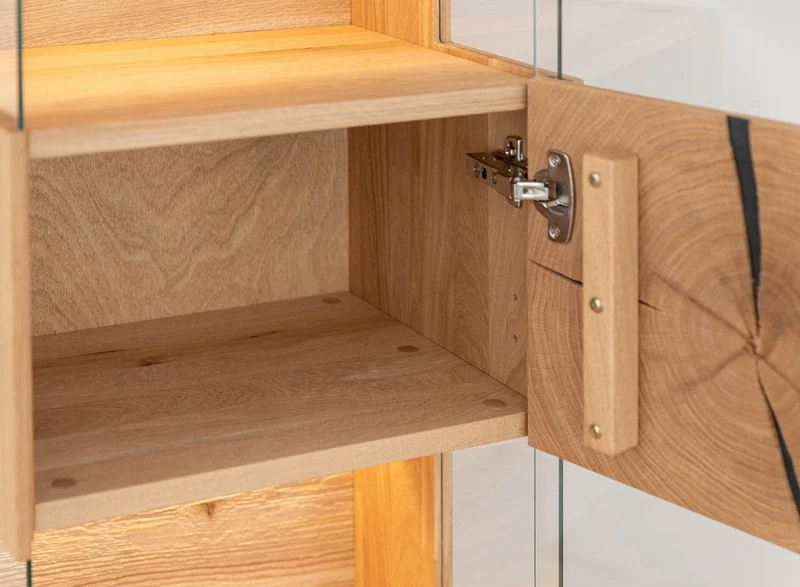 Beleuchtete Standvitrine aus massiver Eiche mit Hirnholz | Vitrine Tirano III mit Rückwand in grober Holzstruktur