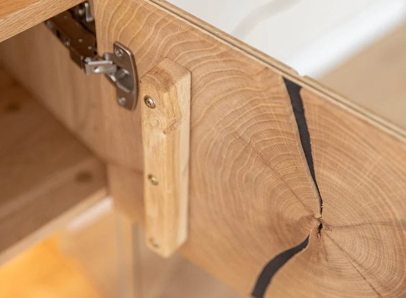 Beleuchtete Standvitrine aus massiver Eiche mit Hirnholz | Vitrine Tirano III mit Rückwand in grober Holzstruktur