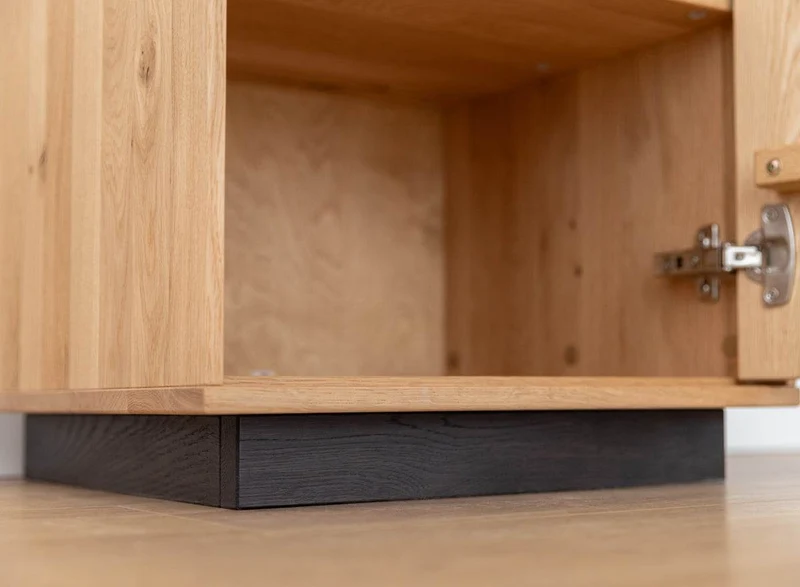 Beleuchtete Standvitrine aus massiver Eiche mit Hirnholz | Vitrine Tirano III mit Rückwand in grober Holzstruktur