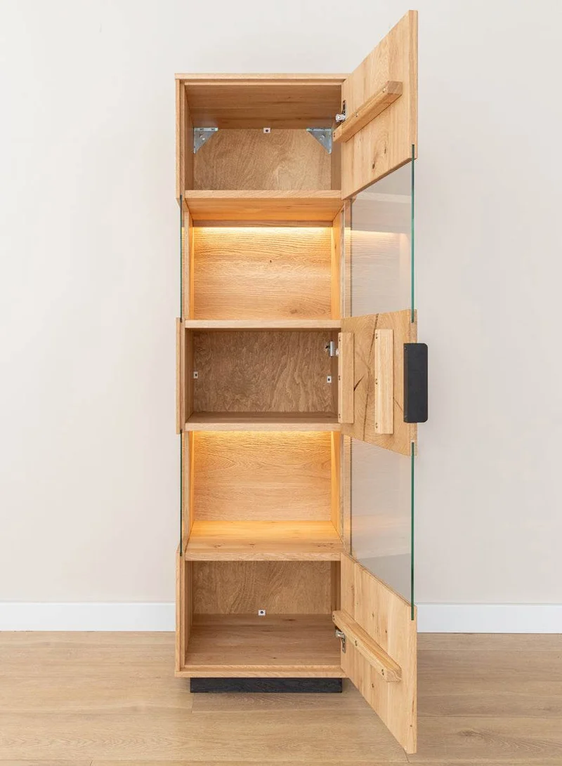 Beleuchtete Standvitrine aus massiver Eiche mit Hirnholz | Vitrine Tirano III mit Rückwand in grober Holzstruktur