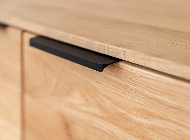 Beleuchtetes Sideboard aus massiver Eiche mit Lamellen | Kommode Tirano II mit Rückwand in grober Holzstruktur