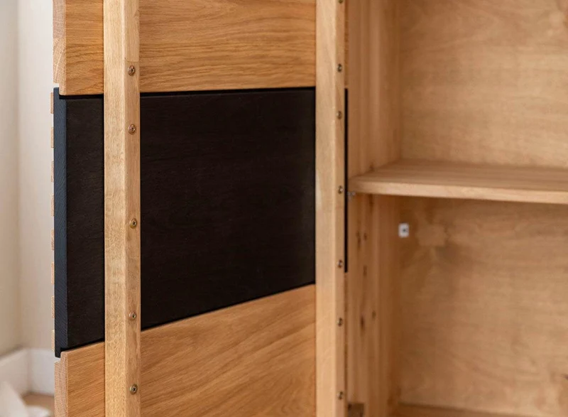 Beleuchtetes Sideboard aus massiver Eiche mit Lamellen | Kommode Tirano II mit Rückwand in grober Holzstruktur