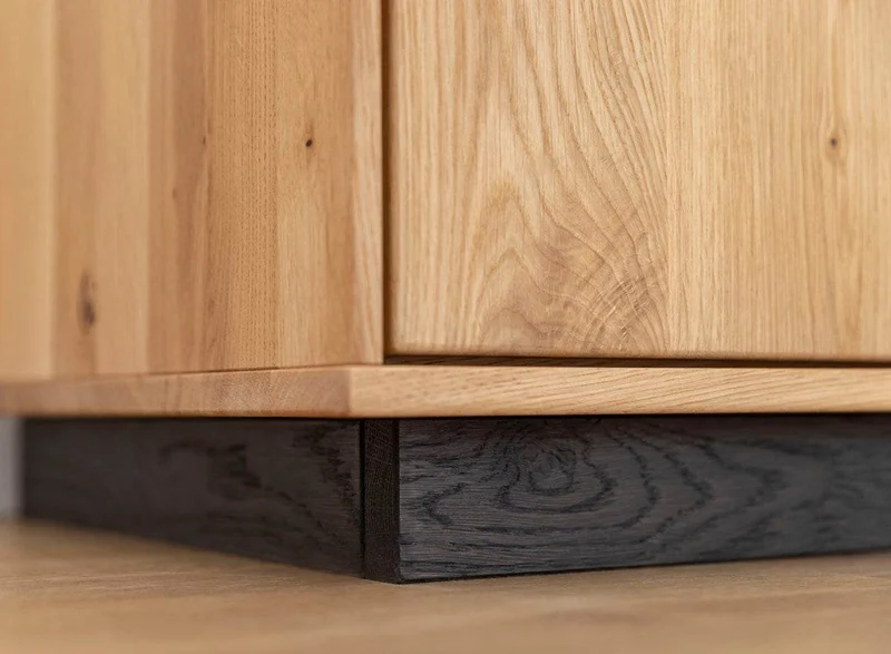 Beleuchtete Standvitrine aus massiver Eiche mit Lamellen | Wohnzimmerschrank Tirano II mit Rückwand in grober Holzstruktur